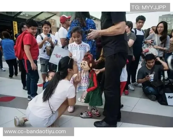 五大囧再添一笔大球后退鞋子掉落摔倒瞬间引发笑声 五大囧再添一笔大球后退鞋子掉落摔倒瞬间引发笑声