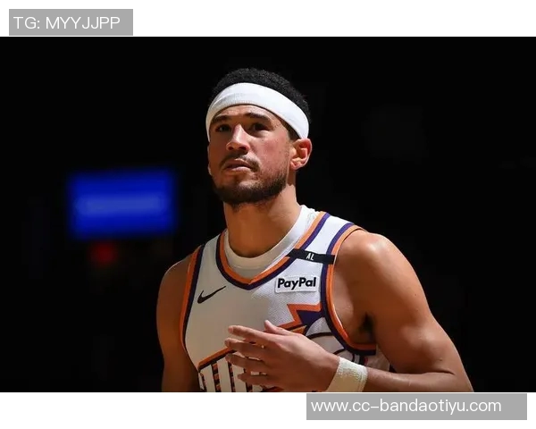 布克称赞马威为防守核心称其场上沟通与快速奔跑至关重要