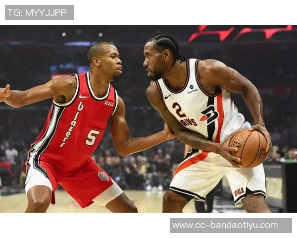 西蒙斯豪泽米诺特三人联手发威合砍53分助力球队逆转胜利