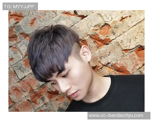 杨瀚森的发型之争:剃掉锅盖头选择寸头或光头更显魅力 杨瀚森的发型之争:剃掉锅盖头选择寸头或光头更显魅力